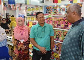 KHAIRUDIN Abu Hanipah (kanan) pada perasmian Pesta Buku Perak 2023 di Klebang, Ipoh hari ini. - UTUSAN