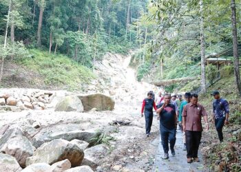 MENTERI Besar Negeri Sembilan, Datuk Seri Aminuddin Harun (depan, kiri) dan Saleh Awaludin (depan, kanan) ketika melihat Taman Eko Rimba Jeram Toi, Jelebu, Negeri Sembilan yang sedang dibaik pulih.