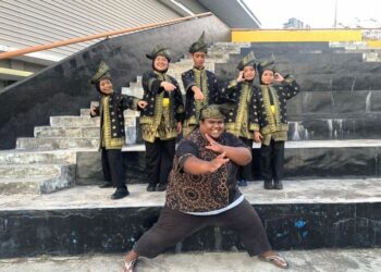 B. NICHOLAS (depan) bersama murid SK Gelang Patah, Johor yang mempelajari muzik tradisional Gamelan.