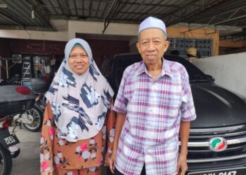 ABDUL Rahim Hussain bersama isterinya menceritakan kebaikan arwah Sharipuddin di Taman Desa Vista, Sepang, Selangor.