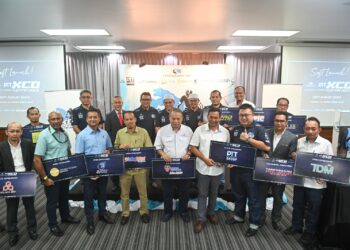 HISHAMUDDIN  Abdul Karim (belakang, tengah) bersama barisan penaja pada majlis prapelancaran TPP Jamborace dan Funrace Tasik Kenyir 2023 di Kuala Terengganu, hari ini. - UTUSAN/PUQTRA HAIRRY ROSLI