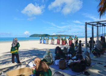 SEBUAH keluarga bercuti dan mengadakan sambutan hari keluarga di Pantai Chenang, Langkawi, Kedah.