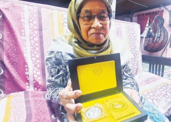 CHE Lat Junus menunjukkan pingat-pingat yang diterimanya ketika bertugas sebagai anggota polis ketika ditemui di rumahnya di Kampung Simpang Tiga Keladi, Kulim, Kedah. - UTUSAN/AZAHAR HASHIM