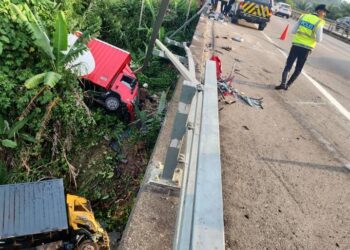 KEADAAN dua lori yang terjunam dari jambatan setinggi 15 meter di Kilometer 336, Lebuh Raya Utara-Selatan arah utara di Tapah. - UTUSAN/PDRM