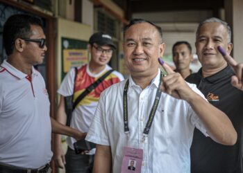 LWI Kian Keong ketika mengundi untuk kerusi Sungai Pelek di Sekolah Kebangsaan Salak, Sepang. - UTUSAN/FAIZ ALIF ZUBIR