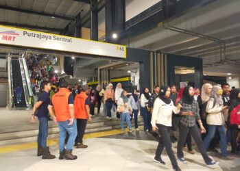 ORANG ramai mula berpusu-pusu memasuki Putrajaya menggunakan perkhidmatan MRT Putrajaya. - UTUSAN/MAISARAH SHEIKH RAHIM