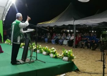 MUHYIDDIN Yassin berucap di hadapan penyokong Perikatan Nasional (PN) pada Ceramah Grand Finale di Bukit Kuang, Kemaman, malam kelmarin. – UTUSAN/NIK NUR IZZATUL HAZWANI NIK ADNAN