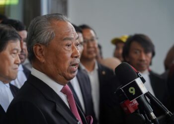 MUHYIDDIN Yassin pada sidang akhbar selepas diputuskan bebas empat pertuduhan di Mahkamah Tinggi Kuala Lumpur, di sini hari ini. -UTUSAN/ SHIDDIEQIIN ZON