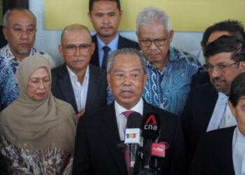 MUHYIDDIN Yassin pada sidang akhbar selepas bebas empat tuduhan menggunakan kedudukan, di Mahkamah Tinggi Kuala Lumpur, di sini hari ini. -UTUSAN/SHIDDIEQIIN ZON