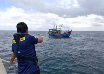 BOT pukat tunda tempatan ditahan kerana melakukan tujuh kesalahan termasuk menangkap ikan di zon larangan dekat perairan Kepulauan Sembilan, Perak, semalam. - UTUSAN