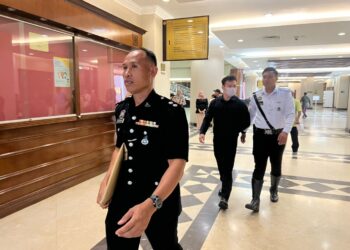 LIM Ching Hong (tengah) tiba di Mahkamah Majistret Kuala Lumpur bagi menghadapi pertuduhan memandu kenderaan dengan cara membahayakan pengguna jalan raya lain. - IHSAN POLIS