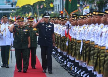 TUANKU Muhriz Ibni Almarhum Tuanku Munawir berkenan memeriksa kawalan kehormatan pada Sambutan Hari Kebangsaan Ke-66 Peringkat Negeri Sembilan n di Padang Majlis Bandaraya Seremban, Negeri Sembilan, hari ini. - UTUSAN/MOHD. SHAHJEHAN MAAMIN