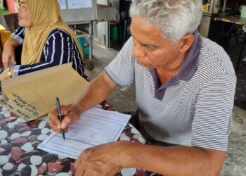 PEKEBUN kecil sedang mengisi borang pembaharuan PAT-G yang melayakkan beliau untuk menerima bantuan IPG dan bantuan-bantuan kerajaan berkaitan di Kedah.