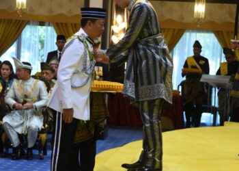 TENGKU HASSANAL Ibrahim Alam Shah memakaikan pingat Sri Sultan Ahmad Shah Pahang (SSAP) yang membawa gelaran Datuk Seri kepada Ketua Polis Pahang, Datuk Seri Yahaya Othman di Balairungseri Istana Abu Bakar di Pekan, Pahang.