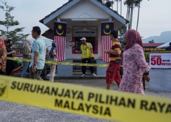 SEBAHAGIAN orang ramai yang hadir mengundi di Pusat Mengundi Bukit Antarabangsa, Sekolah Menengah Kebangsaan Seri Keramat, Ampang, Selangor. - UTUSAN/AMIR KHALID 