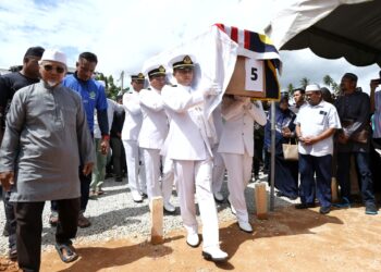 PEGAWAI TLDM mengusung keranda Allahyarham Shaharul Amir Omar pada pengebumian di Manjung, Lumut hari ini. - UTUSAN/MUHAMAD NAZREEN SYAH MUSTHAFA