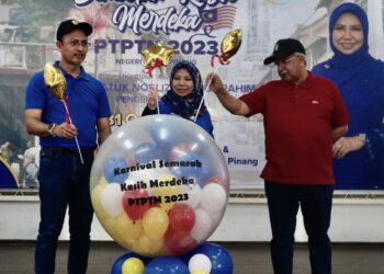 NORLIZA Abdul Rahim (tengah) bersama Ahmad Dasuki Abdul Majid (kiri) dan Ketua Pemimpin Masyarakat Bukit Gelugor, Datuk Omar (kanan) ketika Pelancaran Karnival Semarak Kasih Merdeka PTPTN 2023. - IHSAN/PTPTN