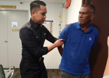 R. SUBRAMANIAM didakwa di Mahkamah Sesyen Ipoh hari ini atas pertuduhan memukul isteri menggunakan kayu dalam kejadian di Taman Pertama, Ipoh, kelmarin. - UTUSAN