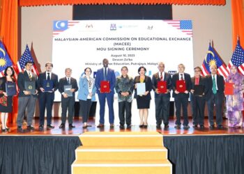 ABDUL Razak Jaafar (tengah) hadir menyaksikan majlis menandatangani Memorandum Persefahaman (MoU) antara Suruhanjaya Pertukaran Pendidikan Malaysia-Amerika (MACEE) dengan universiti awam dan swasta Malaysia.