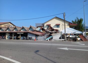 TIGA premis perniagaan di Pekan Nyalas, Jasin, Melaka yang rosak selepas dirempuh sebuah lori sawit, awal pagi semalam.