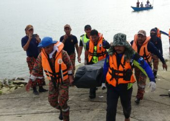 ANGGOTA pasukan penyelamat mengusung mayat 
Osnah Ahmad Abdul Salam yang ditemukan lemas di Sungai Paka, Dungun, petang tadi. - UTUSAN/NIK NUR IZZATUL HAZWANI NIK ADNAN