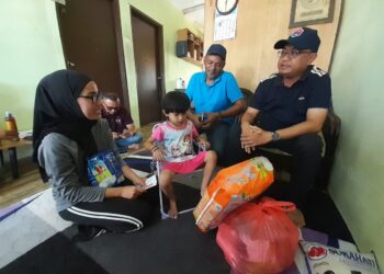 HANNAH ABD. SALAM dan Safwah Inara  menerima kunjungan Youzaimi Yusof (kanan) di rumah sewa mereka di Kampung Sri Pantai, Mersing.