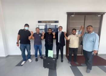 MOHD. Zulhazmi Hassan (tiga dari kiri) bersama peguamnya, Muhammad Faiz Fadzil (tiga kanan) selepas menang saman ke atas Ahmad Dusuki Abdul Rani di Mahkamah Tinggi Kota Bharu, Kelantan hari ini.