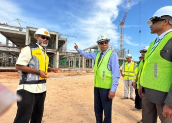 A. SIVANESAN (tengah)  melawat tapak pembinaan Hospital Seri Iskandar di Perak Tengah hari ini. - UTUSAN/LIYANA RAMLI