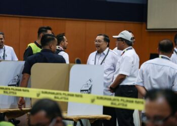 Pengerusi SPR, Tan Sri Abdul Ghani Salleh ketika meninjau proses pengundian awal di Pusat Pengundian Awal Dewan D’Cerana Ibu Pejabat Polis Kontinjen  Selangor di Shah Alam semalam. – Utusan/AFIQ RAZALI