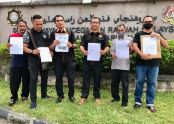 MIKHAEL  Ishkandaar (tiga dari kanan) menunjukkan memorandum yang diserahkan kepada SPRM Kelantan di Kota Bharu, Kelantan.- UTUSAN/ ROSLIZA MOHAMED