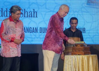 SULTAN Nazrin Muizzuddin Shah (tengah) berkenan menyempurnakan gimik pelancaran Buku Siri Titah ll Sultan Nazrin Shah di Pusat Dagangan Dunia Kuala Lumpur (WTC) hari ini. - UTUSAN/FARIZ RUSADIO