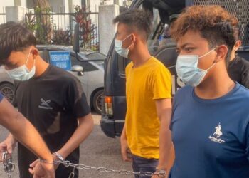 TIGA pekerja kontrak termasuk dua beradik didakwa di Mahkamah Sesyen Johor Bahru kerana merogol remaja perempuan berusia 15 tahun di Bandar Baru Uda, Johor Bahru, awal bulan ini.