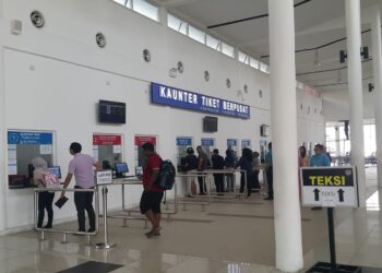 ORANG awam beratur di hadapan kaunter tiket berpusat dekat Terminal 17 di Shah Alam, Selangor. - UTUSAN / MOHAMAD NAUFAL IDRIS