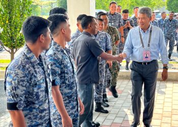 MOHAMAD Hasan bersalaman dengan sebahagian anggota dan pegawai Tentera Udara Diraja Malaysia (TUDM) ketika meninjau proses pengundian awal di Dewan Angkasaraya, Pangkalan Udara Sendayan, Seremban, semalam. – UTUSAN/ZAKKINA WATI AHMAD TARMIZI