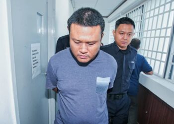 MOHAMMAD Nasriq Samsudin didakwa membuat panggilan ugutan bom palsu ketika dituduh di Mahkamah Majistret Ipoh hari ini. - UTUSAN/MUHAMAD NAZREEN SYAH MUSTHAFA