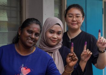 Pengundi pelbagai kaum, T. Premalatha 25 (kiri), Nur Azila Kamarudin 23 (tengah), dan Wong Ho Yee 25 menunjukkan jari yang telah dicelup dakwat selepas selesai mengundi pada Pilihan Raya Negeri (PRN) Selangor, bagi DUN Sungai Tua, di SJKC Selayang Baru, di sini hari ini. Foto: SHIDDIEQIIN ZON