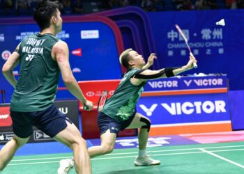 Aaron Chia-Soh Wooi Yik tumpas di tangan beregu tuan rumah, Liang Wei Keng-Wang Chang perlawanan akhir Kejohanan Badminton Terbuka China di Pusat Sukan Olimpik Changzhou, China, hari ini. (FOTO: AFP)