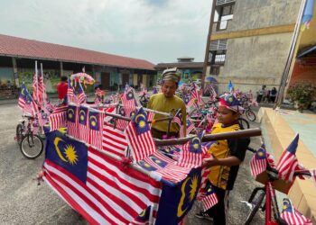 ZAMRI ISMAIL melihat basikal kebal cetusan idea Muhammad Haiqal Muhammad Naquib di SK Permatang Sintok, Penaga, Pulau Pinang hari ini. - Pix: SITI NUR MAS ERAH AMRAN