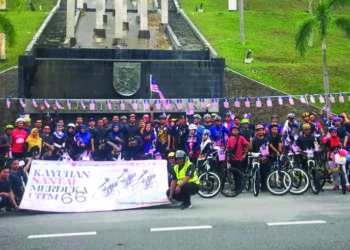 SERAMAI 66 peserta yang menyertai Kayuhan Santai Merdeka 66 sempena sambutan Hari Kebangsaan di UiTM Shah Alam, Selangor. – UTUSAN/ABDUL RAZAK IDRIS