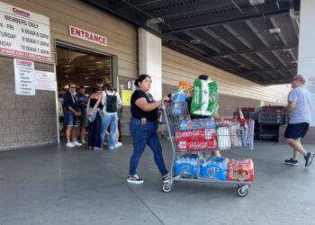 SEORANG pelanggan menolak troli barangan di pasar raya Costco di Novato, California.-AFP