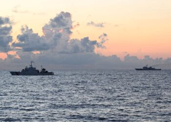 KAPAL pengawal pantai China melakukan rondaan di Second Thomas Shoal di Kepulauan Spratly di Laut China Selatan. - AFP