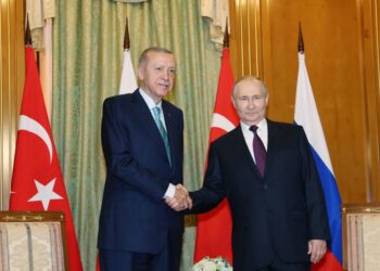 RECEP Tayyip Erdogan (kiri) bersalaman dengan Vladimir Putin ketika mengadakan pertemuan di bandar Sochi, Russia.-AFP