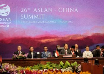 PRESIDEN Indonesia, Joko Widodo (tengah) berucap semasa Sidang Kemuncak ASEAN-China di Jakarta.-AFP