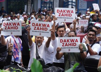 Peserta Perhimpunan Himpunan Selamatkan Malaysia berarak dari pekarangan Kampung Bharu sehingga ke perkarangan Pusat Beli Belah Sogo ketika tinjauan di sini hari ini. UTUSAN MALAYSIA / AMIR KHALID