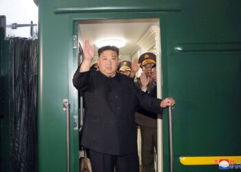 KIM JONG-UN melambai ke arah media ketika beliau berlepas menaiki kereta api menuju ke Russia untuk bertemu dengan Presiden Vladimir Putin. - AFP