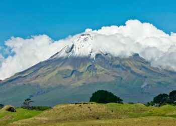 PUNCAK Gunung TaranakI tersenarai antara trek pendakian paling berbahaya di New Zealand.-AGENSI