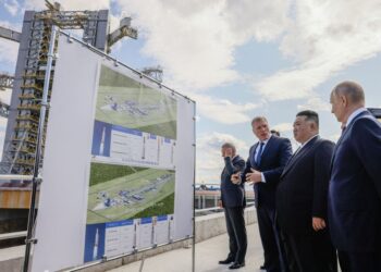 Presiden Vladimir Putin (kanan) dan pemimpin Korea Utara Kim Jong Un (tengah) melawat Kosmodrom Vostochny di wilayah Amur di timur Russia.-AFP