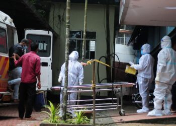 KAKITANGAN kesihatan lengkap dengan peralatan pelindung memindahkan kontak rapat virus Nipah ke pusat pengasingan di hospital kerajaan di Kozikode, di Kerala, India.-AFP