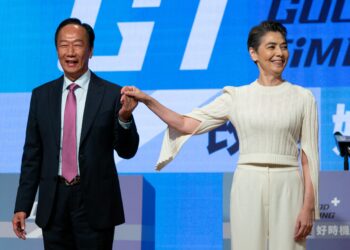 TERRY Gou dan Tammy Lai mengumumkan mereka sebagai calon bebas untuk merebut jawatan presiden dan naib presiden Taiwan. - AFP