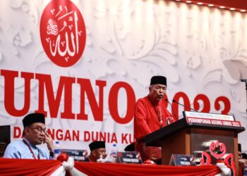 DESAKAN meminta Ahmad Zahid Hamidi
berundur sebagai Presiden UMNO bukan kerana
benci tetapi kerana terlalu menyayangi parti.